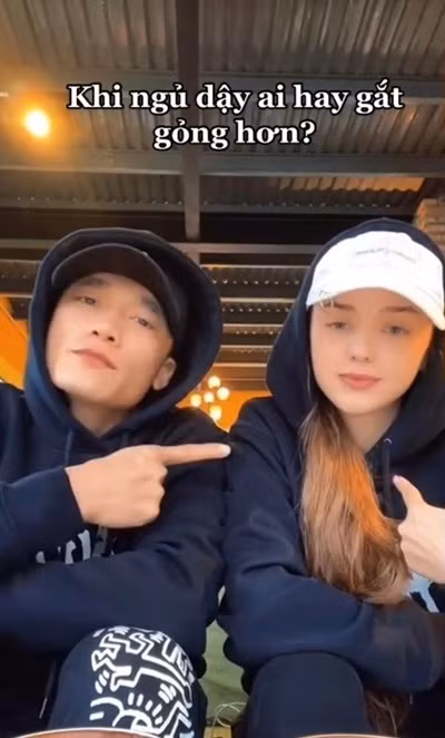 Tình cảm là thế nhưng dân mạng cũng nhận ra là cặp đôi rất hiếm khi chia sẻ về những câu chuyện yêu đương riêng tư. Song mới đây, một đoạn clip ghi lại hình ảnh thủ môn Bùi Tiến Dũng và bạn gái Tây cùng chơi thử thách cặp đôi đã được lan truyền trên mạng xã hội và thu hút sự chú ý của mọi người.