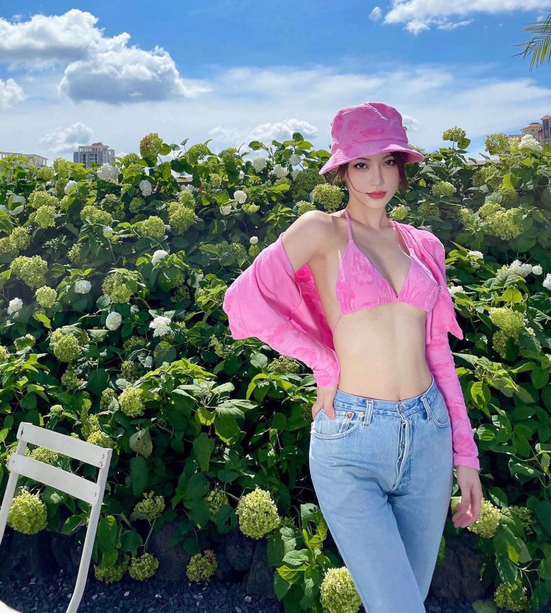 Ngoài ra, một công thức phối đồ khác mà Crissie yêu thích không kém, đó là mix với quần jean ống suông hoặc áo sơ mi dáng rộng.