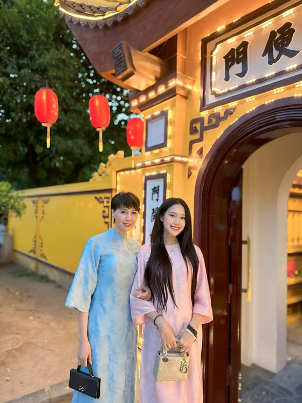 Mới đây bức ảnh Doãn Hải My và mẹ đẻ đứng chung khung hình càng khiến dân mạng xôn xao.