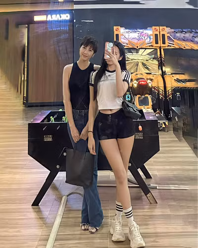 Đúng chuẩn Hải My đã thừa hưởng hết những nét đẹp của mẹ. Hai mẹ con đứng cạnh nhau visual như được nhân đôi.