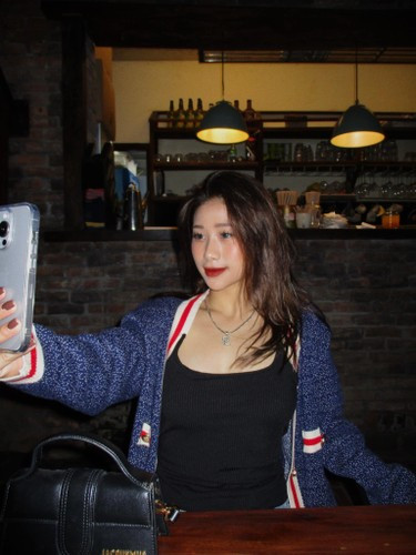 Nữ vận động viên không ngại trải nghiệm, thích nhuộm tóc với màu sắc nổi bật và được đánh giá cao về gu thời trang lạ mắt.