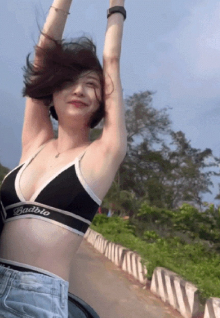 “Giữa những năm tháng thanh xuân, hãy cứ rực rỡ theo cách em muốn”, Thư Vũ đính kèm dòng chú thích.