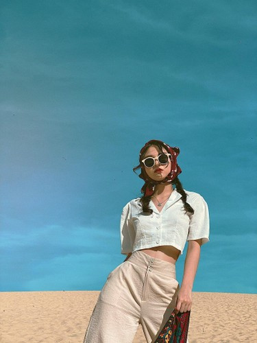 Hiện Thư Vũ làm việc tại một quán bar có tiếng ở Hà Nội. Hot girl nói khi có dự án nghệ thuật phù hợp, cô sẽ sẵn sàng quay lại.