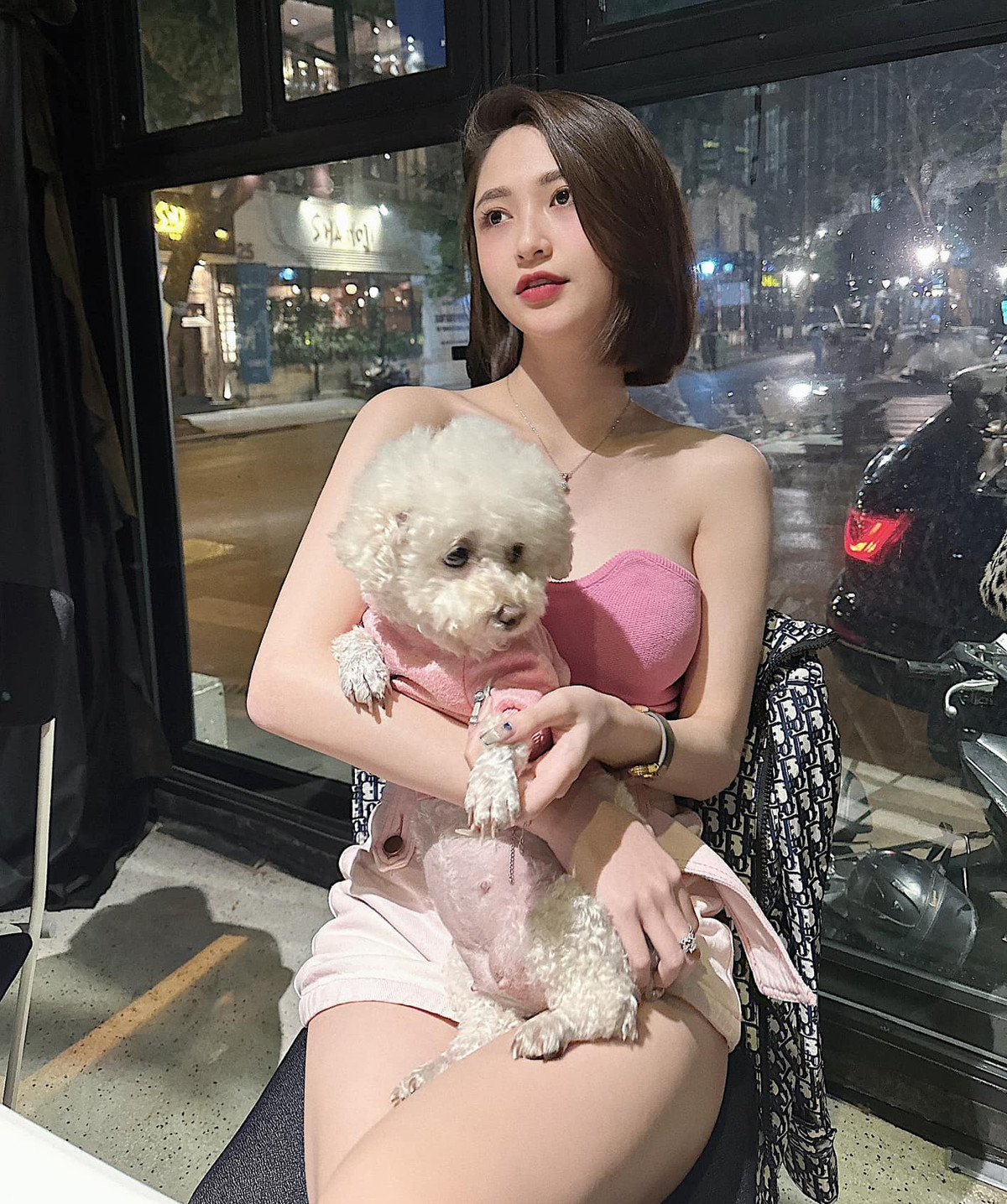 Bên cạnh những bình luận trầm trồ về hình thể chuẩn chỉnh của Thư Vũ, đa số bình luận đều chỉ trích cho rằng hành động của cô rất nguy hiểm. Nếu không cẩn thận, một cú tăng ga hoặc phanh gấp có thể khiến cô nàng đối mặt với sự cố không lường trước.