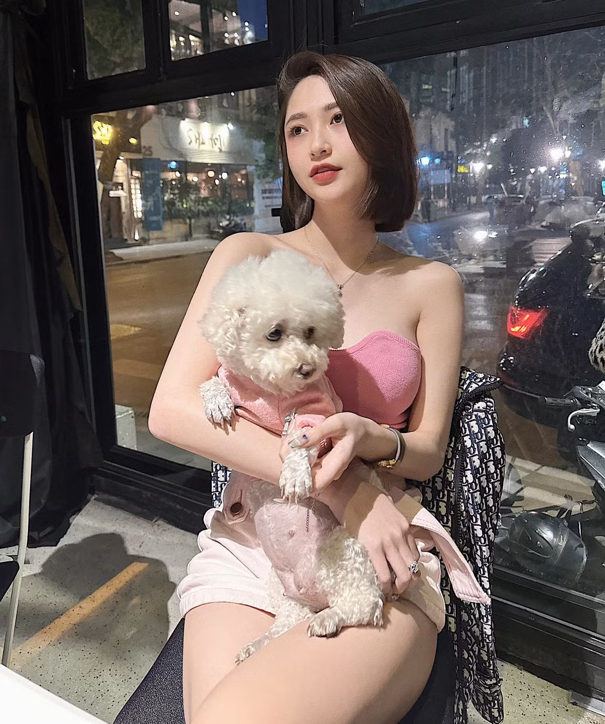 Bên cạnh những bình luận trầm trồ về hình thể chuẩn chỉnh của Thư Vũ, đa số bình luận đều chỉ trích cho rằng hành động của cô rất nguy hiểm. Nếu không cẩn thận, một cú tăng ga hoặc phanh gấp có thể khiến cô nàng đối mặt với sự cố không lường trước.