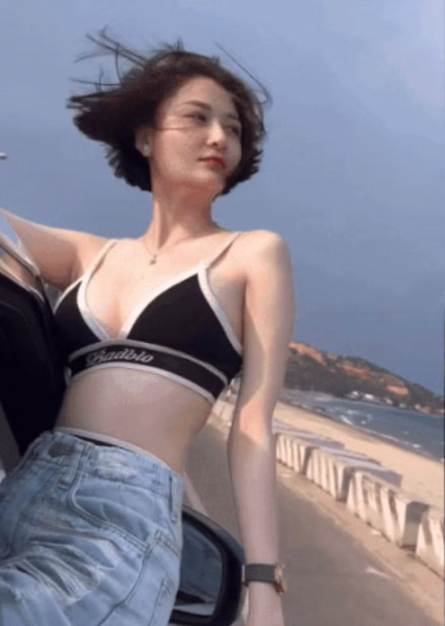 Không chỉ thế, người đẹp sinh năm 1998 còn vươn người ra khỏi cửa sổ khi ô tô đang chạy và liên tục tạo dáng. Thậm chí, có khoảnh khắc cô buông cả hai tay.