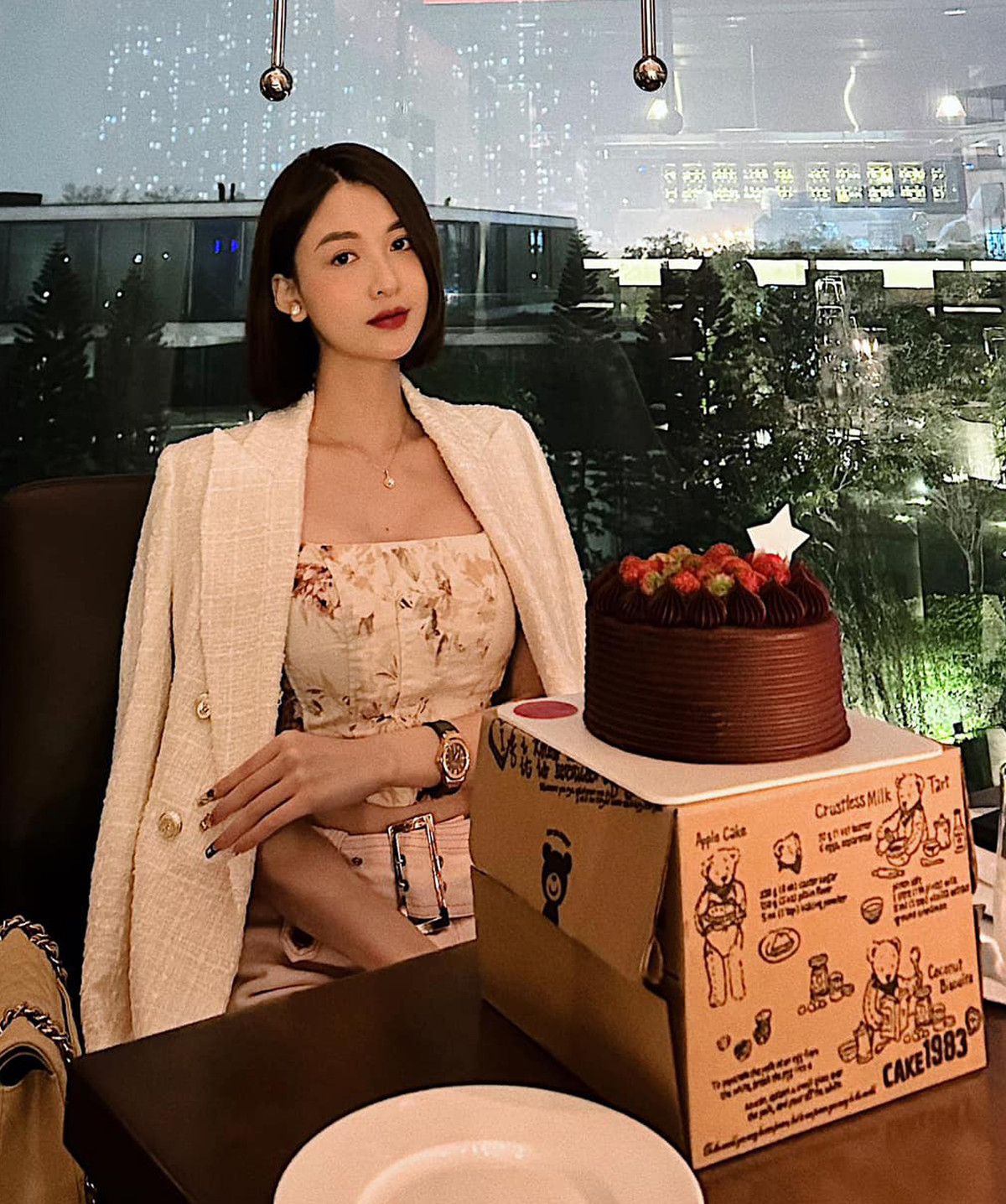 Ngoài ra, những chướng ngại vật bất ngờ trên đường có thể xuất hiện bất cứ lúc nào như xe sau mất lái, cành cây, biển báo giao thông, dây điện thòng... đều có thể gây nguy hiểm cho nữ diễn viên này.