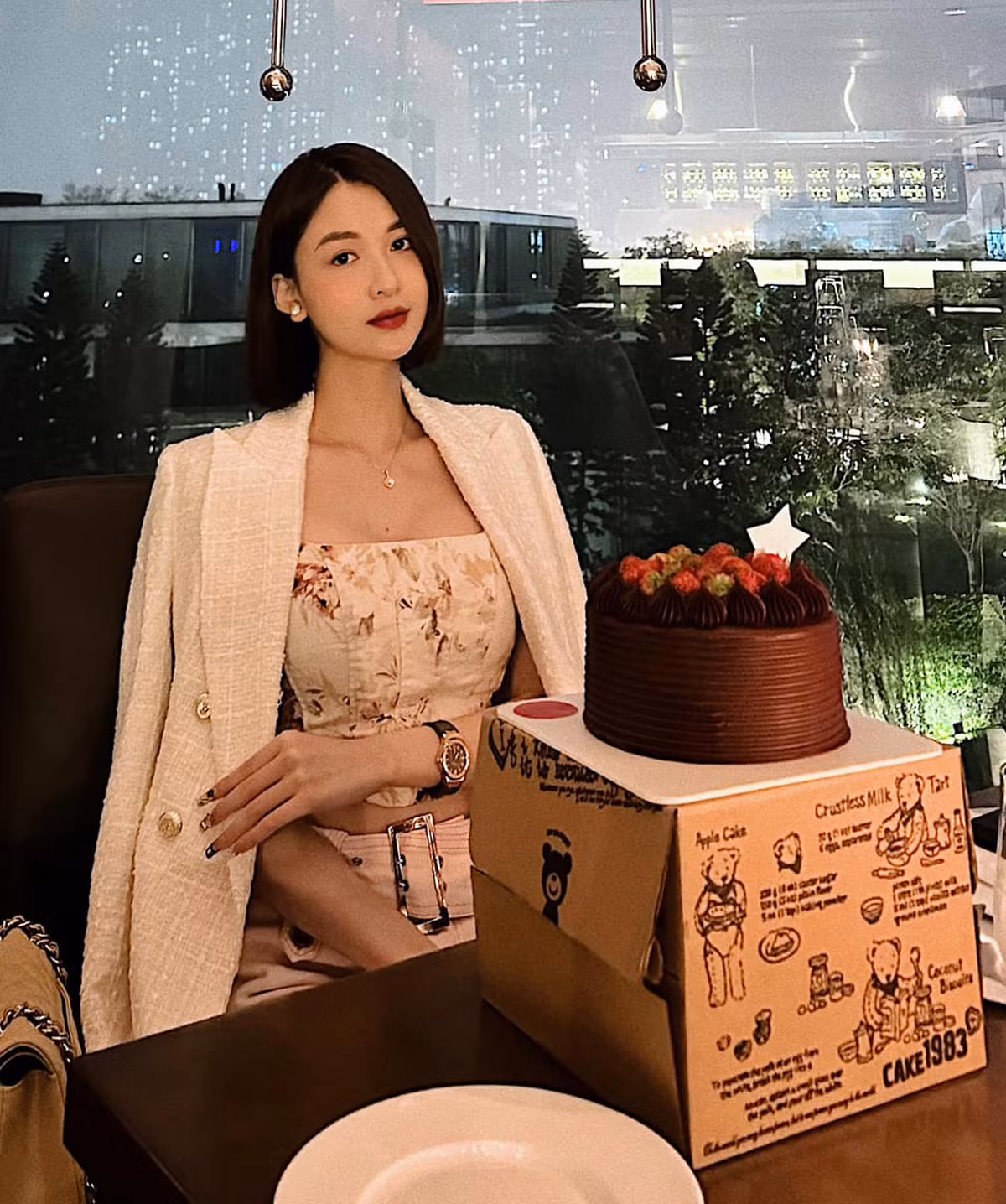 Ngoài ra, những chướng ngại vật bất ngờ trên đường có thể xuất hiện bất cứ lúc nào như xe sau mất lái, cành cây, biển báo giao thông, dây điện thòng... đều có thể gây nguy hiểm cho nữ diễn viên này.