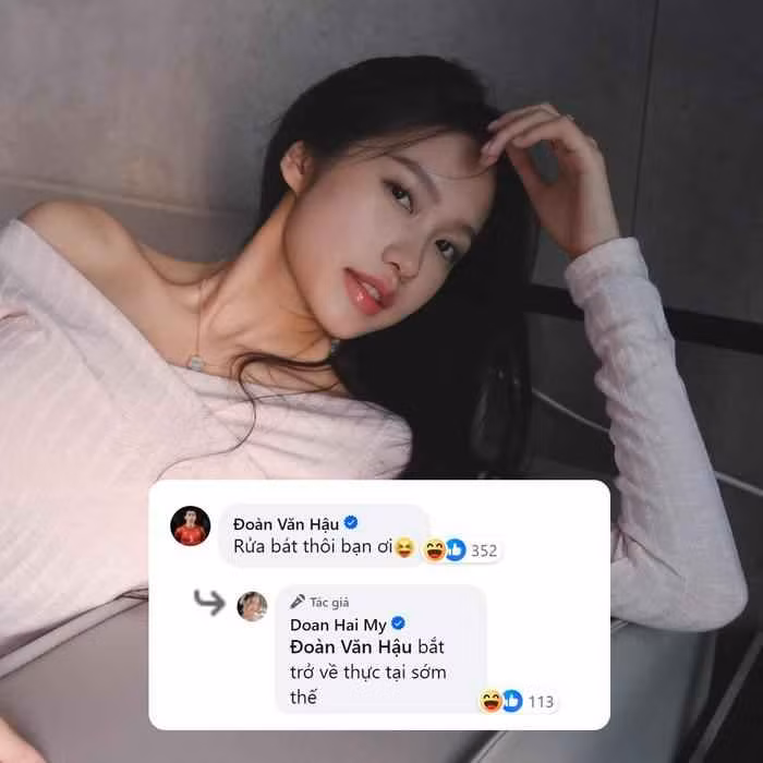 Trong đó, màn tương tác giữa người đẹp và nam cầu thủ càng khiến dân mạng thêm phần chú ý.