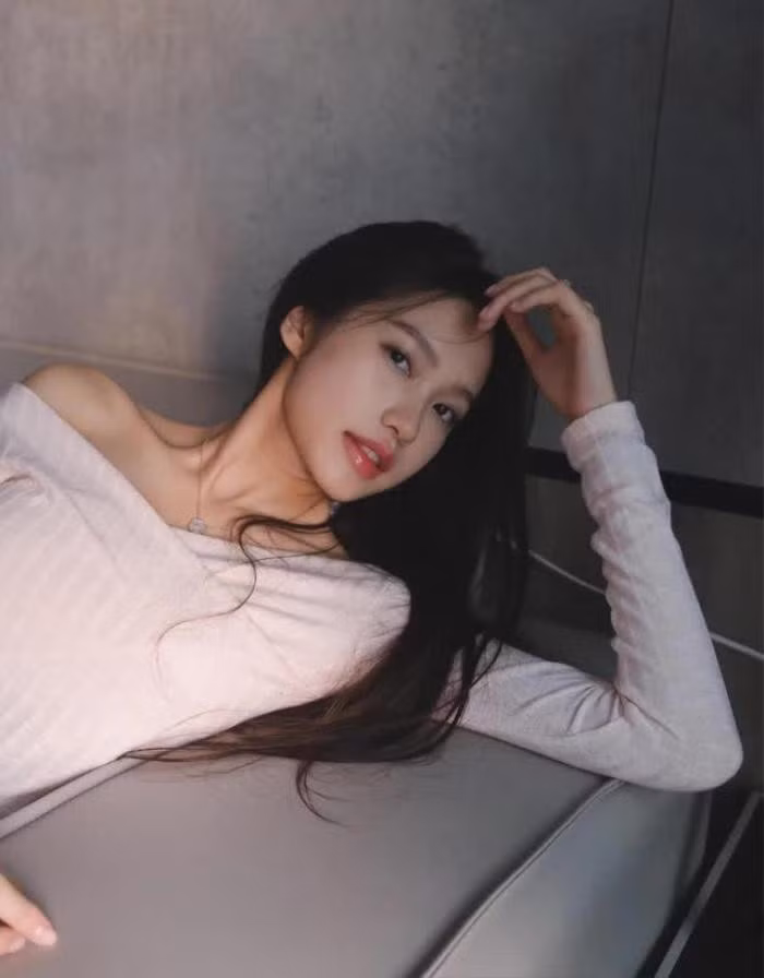 Mới đây, Doãn Hải My vừa đăng tải một bức ảnh xinh đẹp và quyến rũ của mình lên trang cá nhân sau khi trở thành "vợ người ta", nhanh chóng nhận về nhiều lời ngợi khen từ cộng đồng mạng.