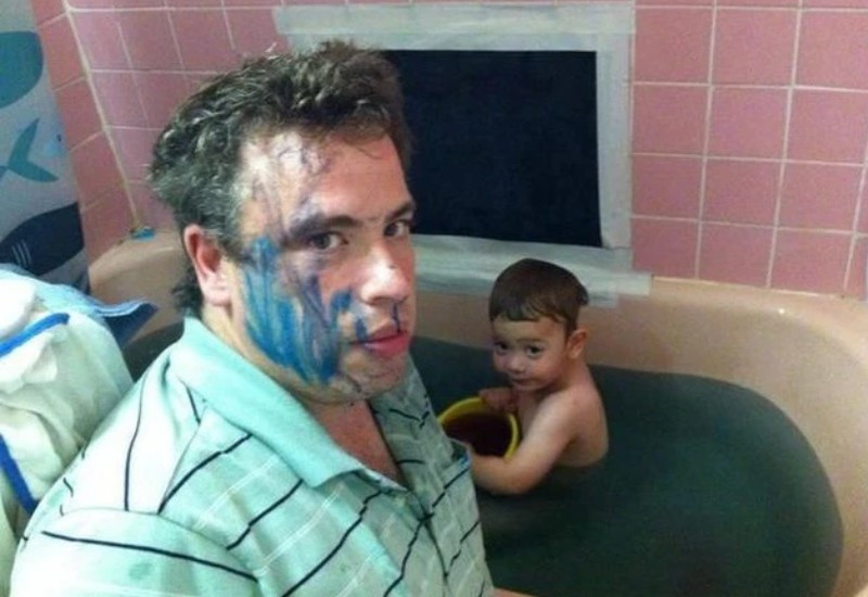 "Giờ bố tắm trước hay con tắm trước đây!"