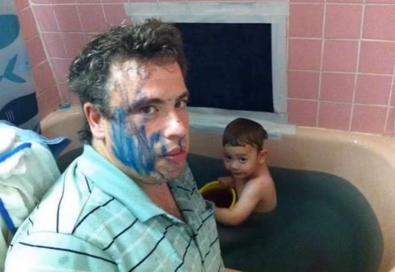 "Giờ bố tắm trước hay con tắm trước đây!"