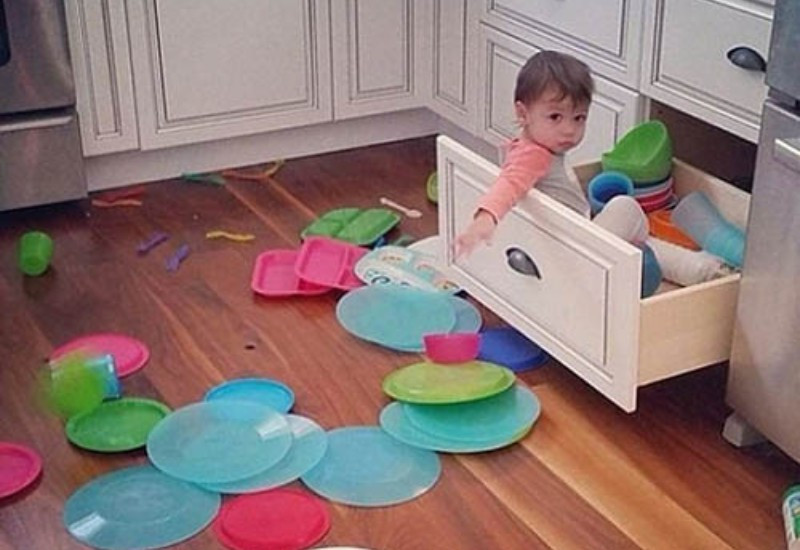 "Mẹ đừng nghĩ con đang bày bừa nhé, oan lắm! Đây là con đang phụ mẹ dọn dẹp đấy!"