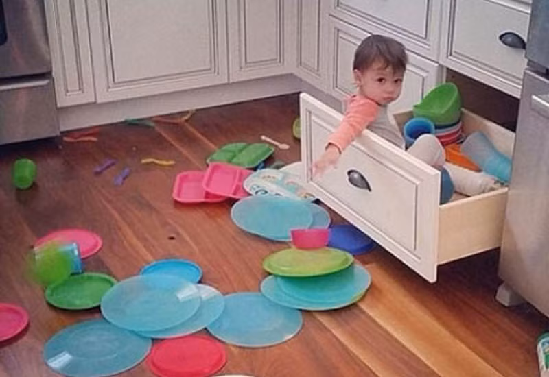 "Mẹ đừng nghĩ con đang bày bừa nhé, oan lắm! Đây là con đang phụ mẹ dọn dẹp đấy!"