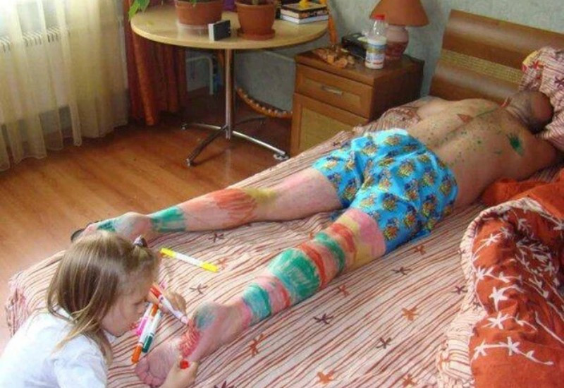 Ngủ thôi cũng không yên với đứa con gái hiếu động.