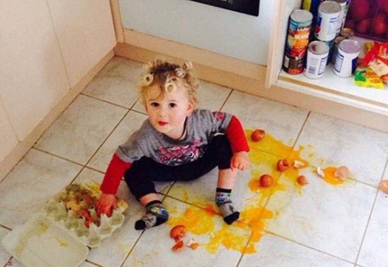 "Bố mẹ ăn mấy cái trứng để con chiên cho ạ!"