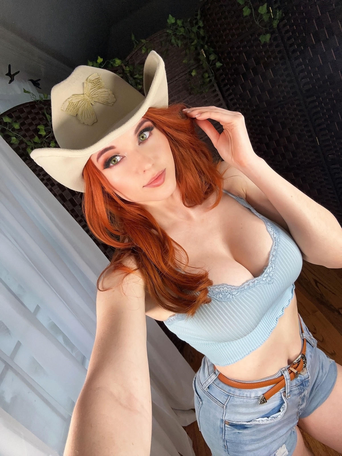 Trong một thông báo mới nhất về vụ việc, cảnh sát Houston cũng thông báo đã bắt đầu tiến hành điều tra, truy tìm các đối tượng phạm tội. Bản thân nữ streamer cũng được khuyên nên tạm xa mạng xã hội và cả Internet vài hôm.