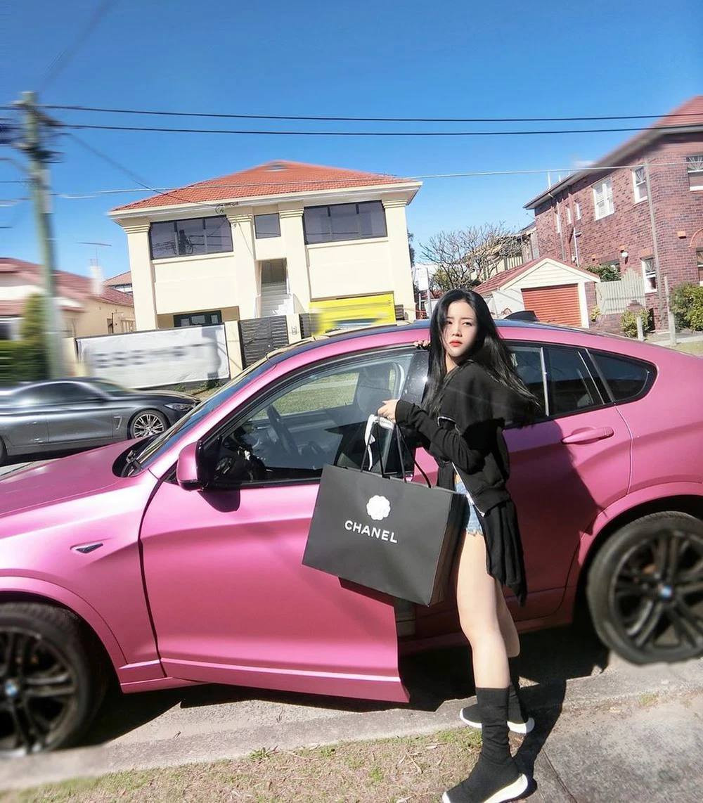 Ở Úc, Ông Thoại Liên có cuộc sống sung túc chuẩn tiểu thư nhà tài phiệt. Người hâm mộ luôn được chiêm ngưỡng những khoảnh khắc người đẹp check-in bên xế hộp, căn hộ đắt đỏ. Cô cũng thường mua sắm cho bản thân những phụ kiện thời trang xa xỉ.