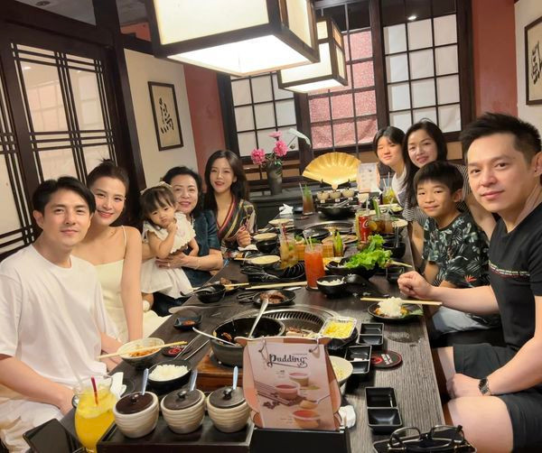 Mặc dù nhiều năm không gặp nhưng Ông Thoại Liên vẫn đầy thân thiết với chị dâu. Cả hai còn có màn đọ sắc chung khung hình.