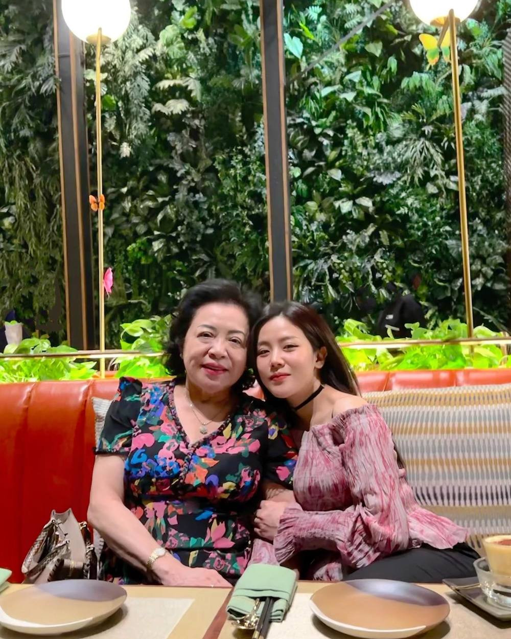 Ở ngưỡng tuổi U40, em chồng Đông Nhi vẫn chiếm trọn ánh nhìn bởi khí chất dịu dàng và vóc dáng mảnh mai.