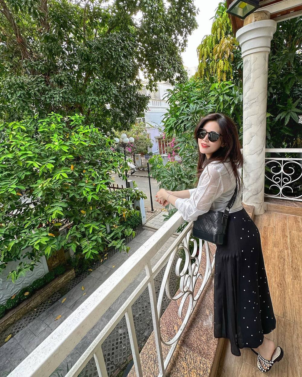 Phụ huynh Ông Cao Thắng khiến người hâm mộ bất ngờ khi ở cạnh con gái xinh đẹp vẫn không bị lép vế, trái lại còn toát lên khí chất sang trọng.