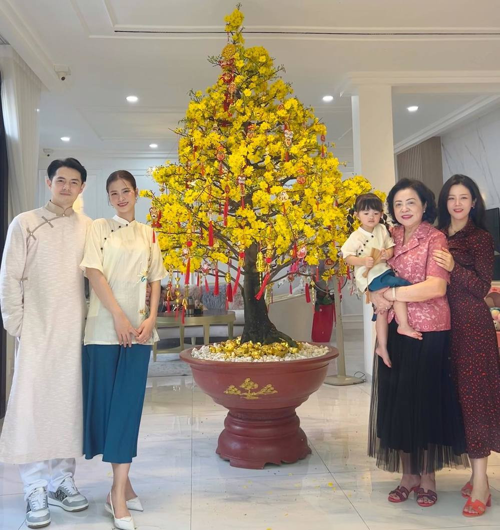 Ngoài ra, người hâm mộ còn chú ý đến mối quan hệ giữa Đông Nhi và Ông Thoại Liên.