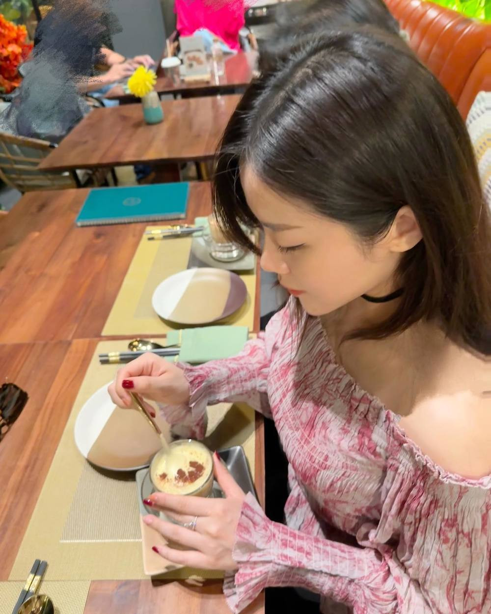 Những ngày ở Việt Nam, Ông Thoại Liên tranh thủ thời gian đưa mẹ ruột đi ăn uống sang chảnh.