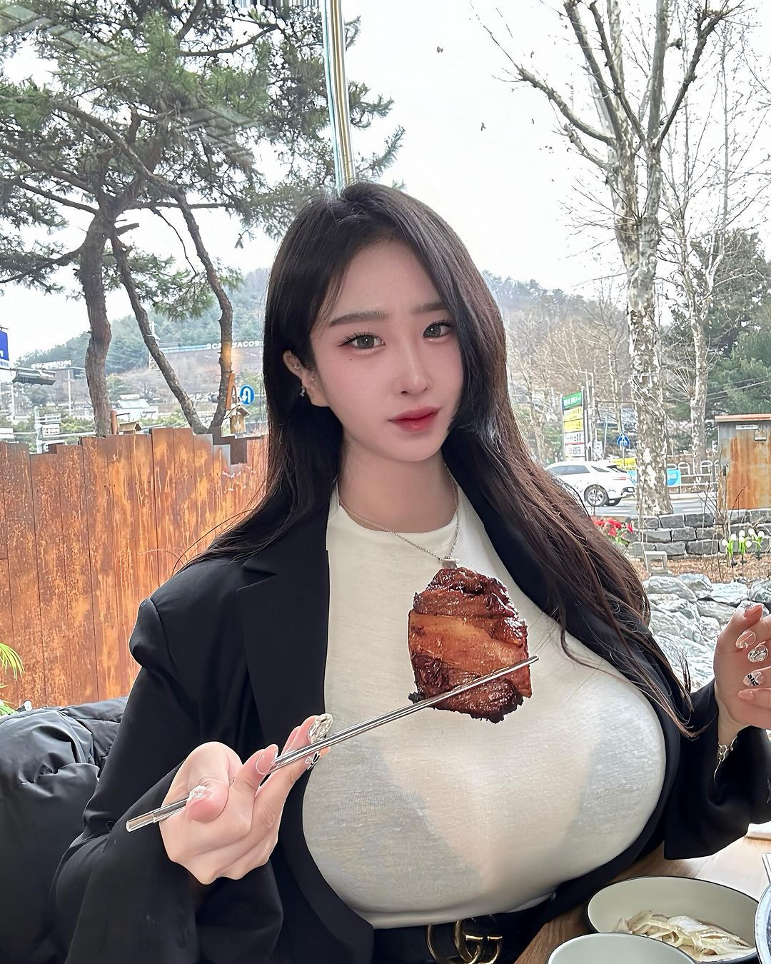 Trên trang cá nhân, Oh Da Hee chuộng mặc 'kín dưới hở trên'.