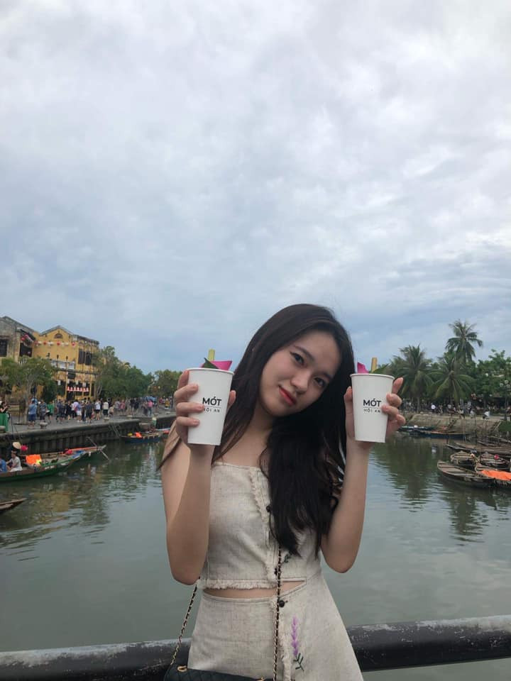 Thu Trang chia sẻ quyết định theo đuổi ngành Kinh tế: "Gia đình mình đều làm trong lĩnh vực kinh tế. Bản thân cũng nhận thấy có niềm đam mê nên đã theo định hướng gia đình. Những lĩnh vực liên quan như nghệ thuật cũng đã từng thử sức, nhưng vẫn chưa có nhiều cơ hội thể hiện".