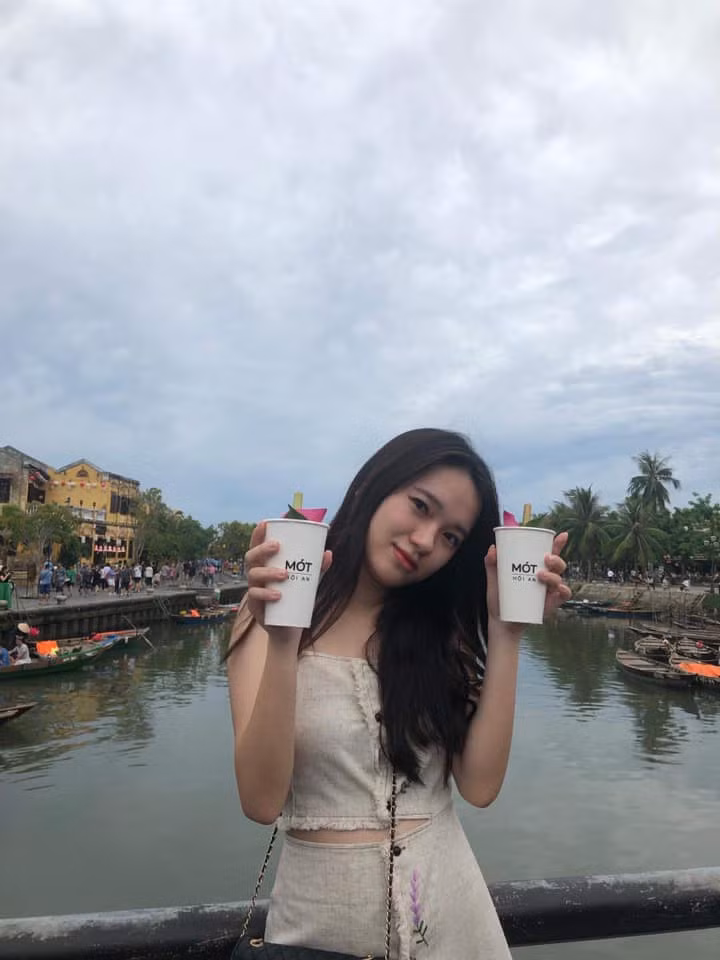 Thu Trang chia sẻ quyết định theo đuổi ngành Kinh tế: "Gia đình mình đều làm trong lĩnh vực kinh tế. Bản thân cũng nhận thấy có niềm đam mê nên đã theo định hướng gia đình. Những lĩnh vực liên quan như nghệ thuật cũng đã từng thử sức, nhưng vẫn chưa có nhiều cơ hội thể hiện".