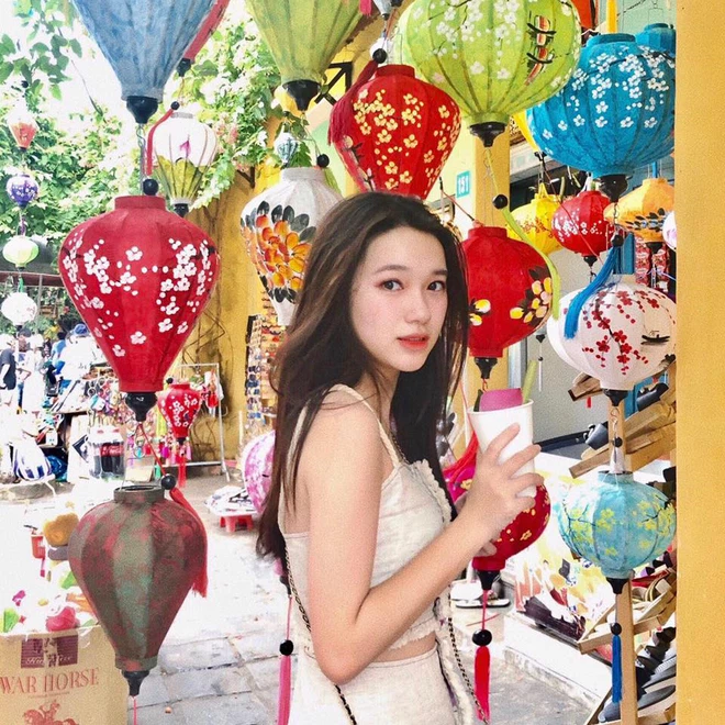 Trong thời gian ngồi trên ghế nhà trường, Thu Trang từng đoạt những thành tích đáng kể như Giải Nhì cuộc thi Sinh viên Nghiên cứu khoa học cấp Bộ, có công trình nghiên cứu được đăng tải trên tạp chí quốc tế và nhận được 2 học bổng tài năng trị giá hàng trăm triệu.