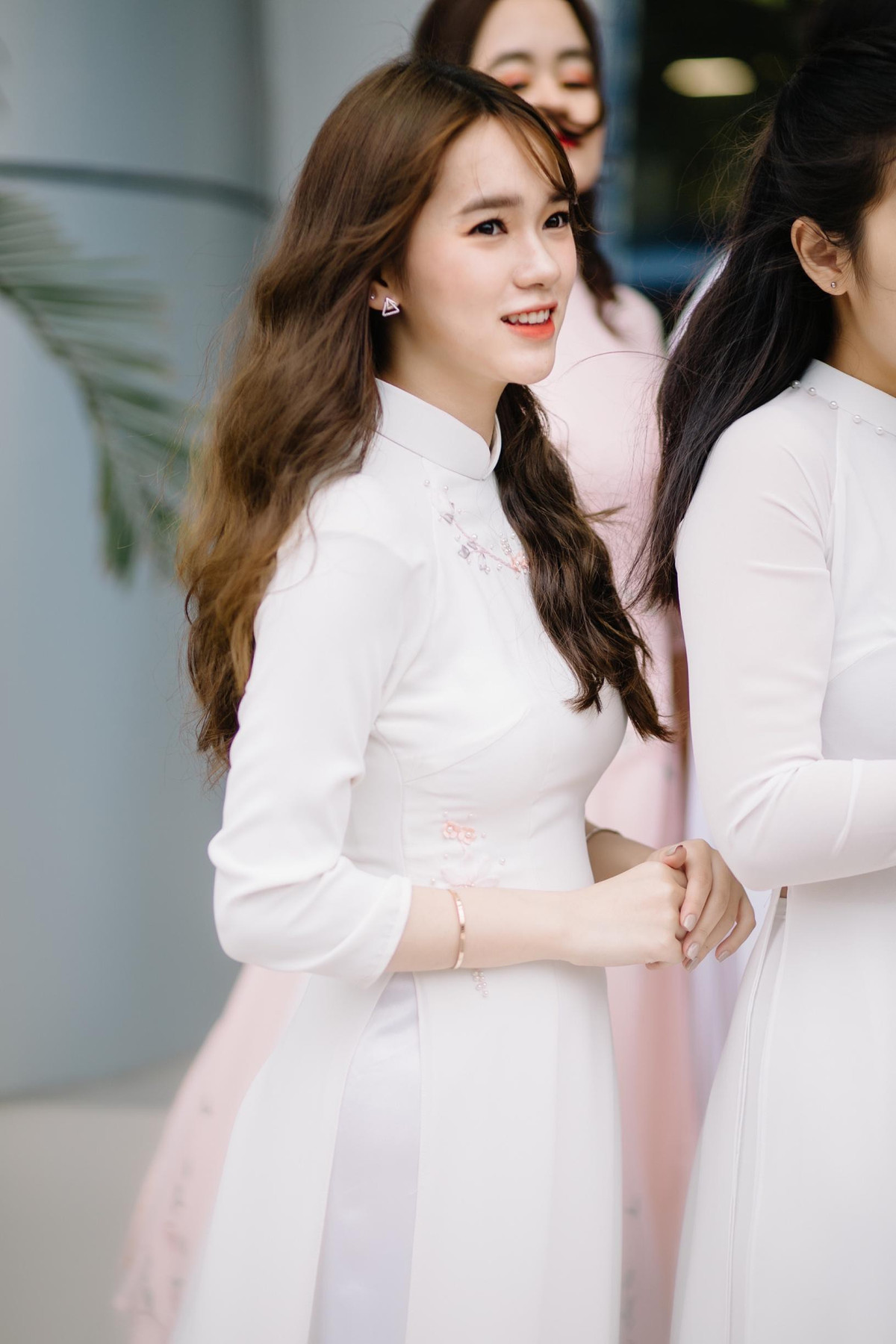 Ngay sau khi những bức ảnh kỷ yếu của nữ sinh chuẩn "nàng thơ" lên sóng, dân mạng đã vào cuộc tìm kiếm danh tính của cô nàng.