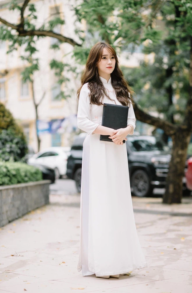 Xuất hiện trong những bức ảnh chụp kỷ yếu, nữ chính sở hữu nhan sắc xinh đẹp tựa "nàng thơ" với nước da trắng sứ, gương mặt thanh tú và thân hình không cần chỉnh.