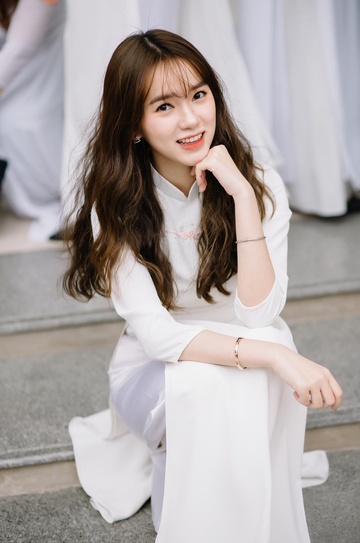 Sau thời gian tìm kiếm, dân mạng đã có những manh mối đầu tiên. Nữ chính trong bộ ảnh kỷ yếu vạn người mê đó là Bùi Thu Trang đang theo học chuyên ngành Tài chính ngân hàng của trường Đại học Kinh tế Quốc dân.