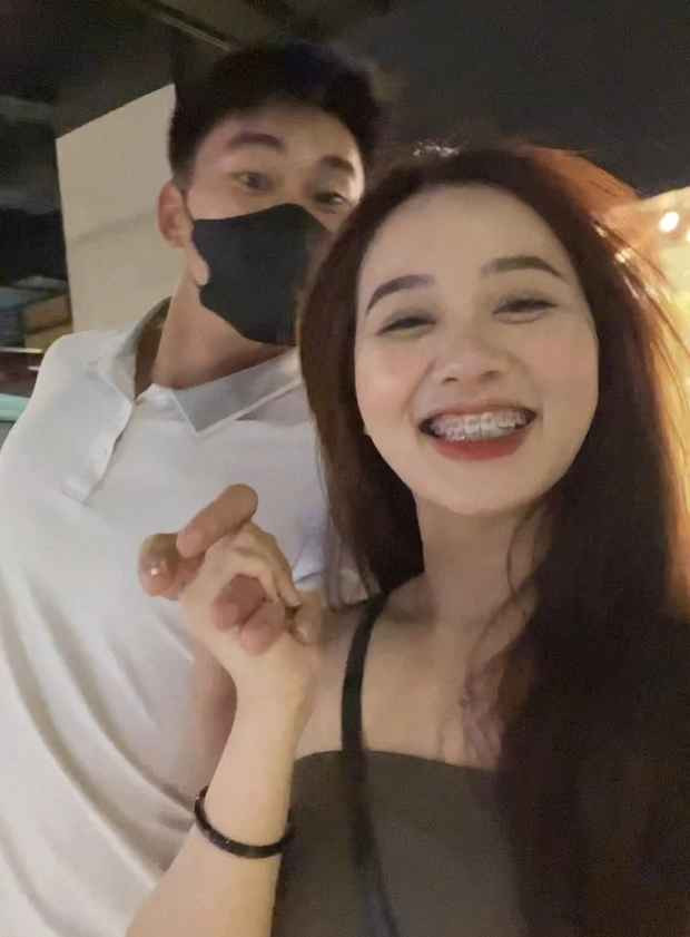 Sau một khoảng thời gian quen nhau, hiện tại Mạnh Dũng và Hoa Mỹ đã thoải mái công khai và xuất hiện cùng nhau. Chàng cầu thủ và bạn gái hot TikToker nắm tay chụp ảnh phía ngoài rạp chiếu phim.