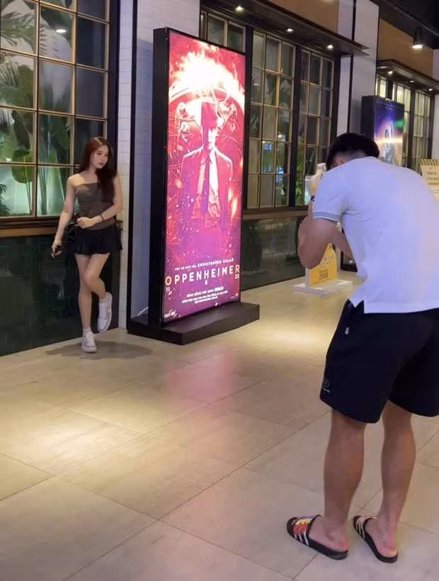 Trong thời gian không phải tập luyện và thi đấu, Nhâm Mạnh Dũng đã dành thời gian đi chơi cùng bạn gái Đồng Thị Hoa Mỹ. Khoảnh khắc được nàng WAG chia sẻ trên mạng xã hội, chàng tiền đạo tự tay chụp ảnh cho cô nàng.