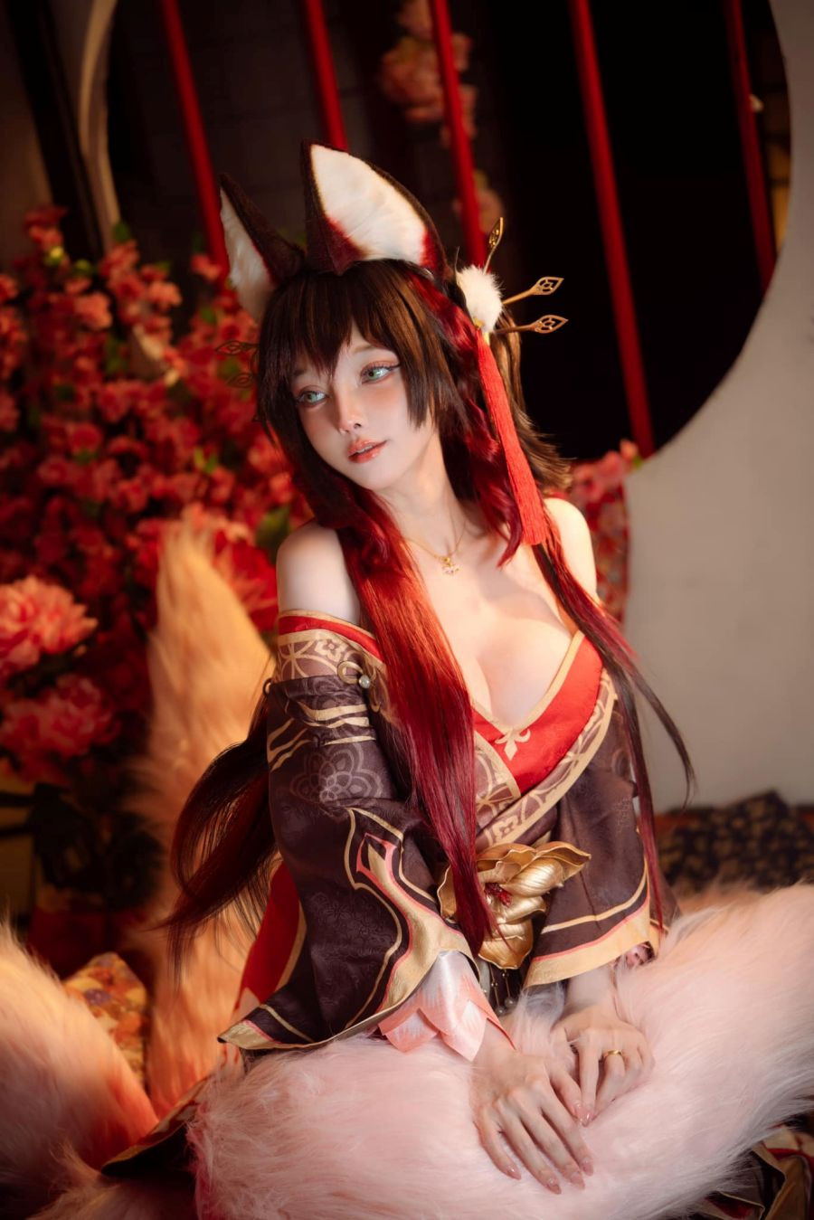 Bộ trang phục được thiết kế tinh tế, để lộ phần cổ và ngực vừa đủ, khoe làn da trắng mịn màng “đập vào mắt”.