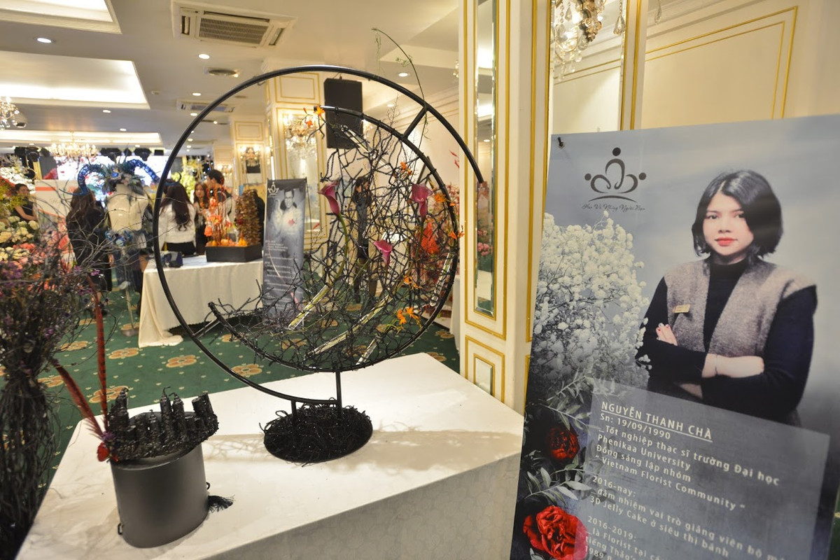 Tác phẩm đầu sự huyền bí nhưng quyến rũ của nhà thiết kê hoa Nguyễn Thanh Chà. Điểm nhấn của tác phẩm là những bông hoa màu tím được uốn cong theo hình nguyệt.