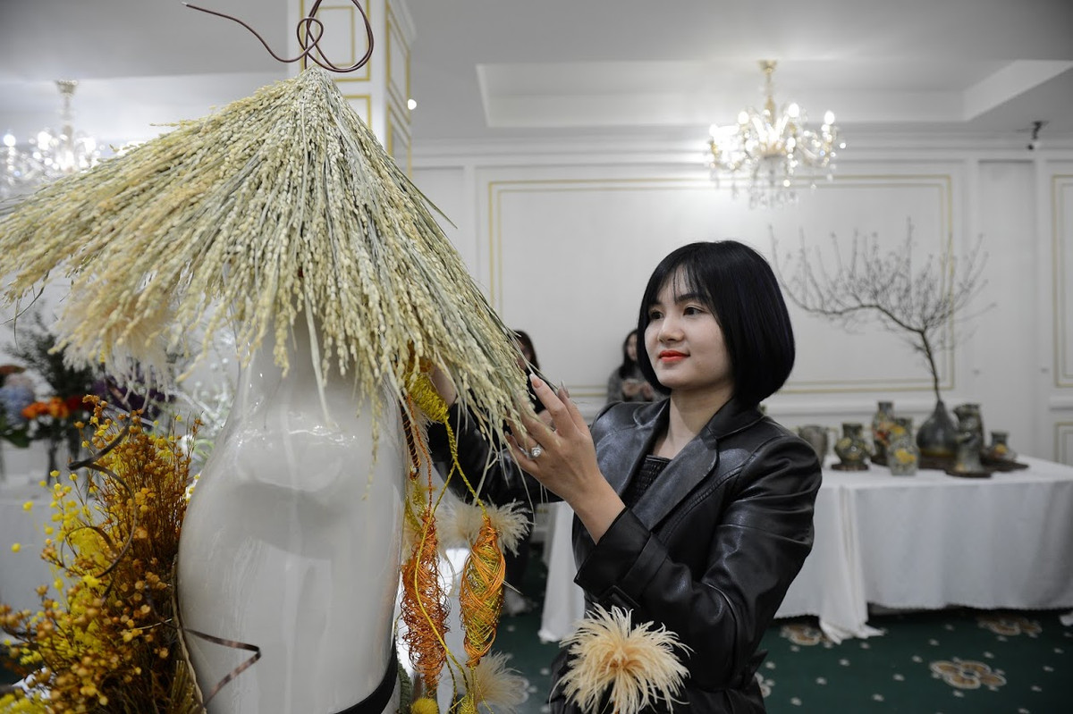 Để có buổi giao lưu này, các thành viên của “Hoa và những người bạn” đã phải lên kế hoạch trong 6 tháng, kêu gọi mọi người tham gia, xin nhà tài trợ, mời các florist có uy tín trên cả nước lên ý tưởng và tạo ra các tác phẩm.