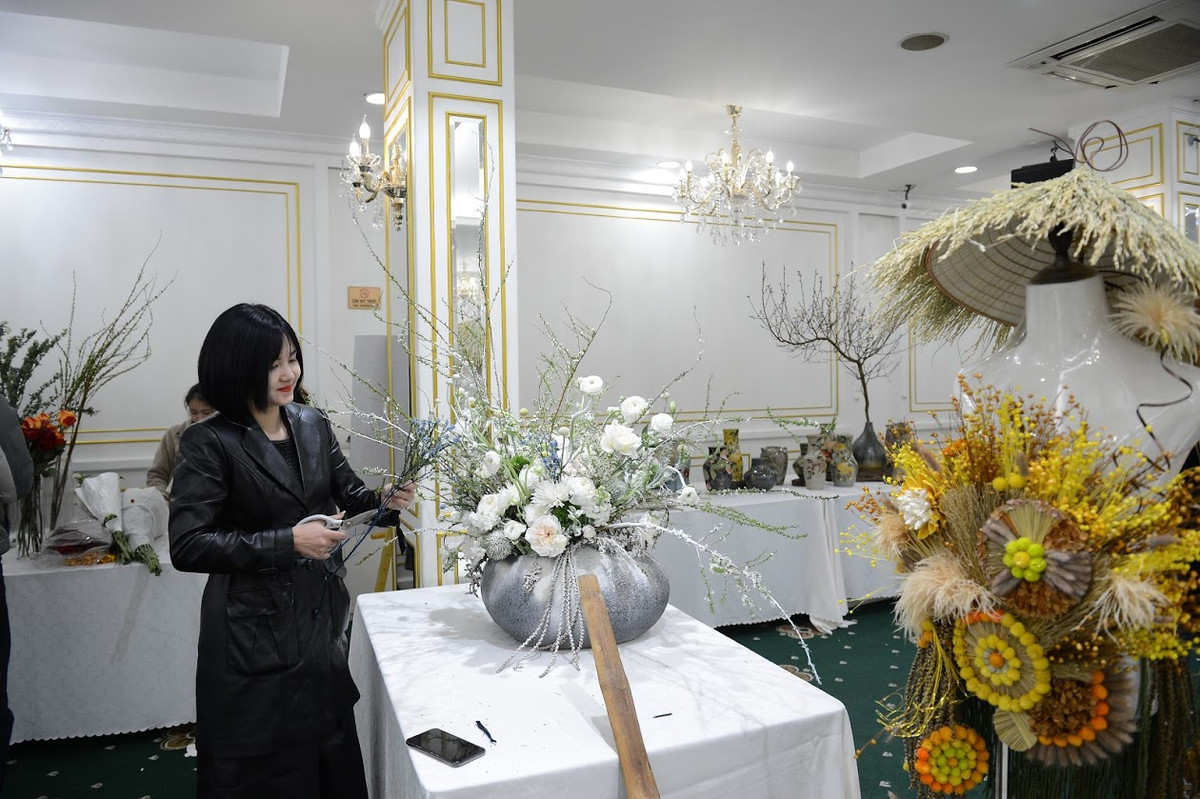 Chương trình “ Hoa và những người bạn” vừa qua được tổ chức tại Hà Nội với điểm nhấn là bộ sưu tập các tác phẩm hoa trưng bày và biểu diễn trên mẫu nam với nhiều chủ đề khác nhau thu hút sự chú ý của nhiều người.