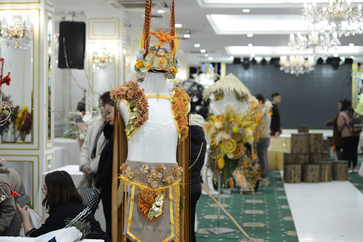 Chương trình đầu năm 2021 có 70 người tham gia cắm hoa trưng bày, 7 nhà thiết kế tham gia đào tạo và chia sẻ kinh nghiệm trong buổi hội thảo về hoa.