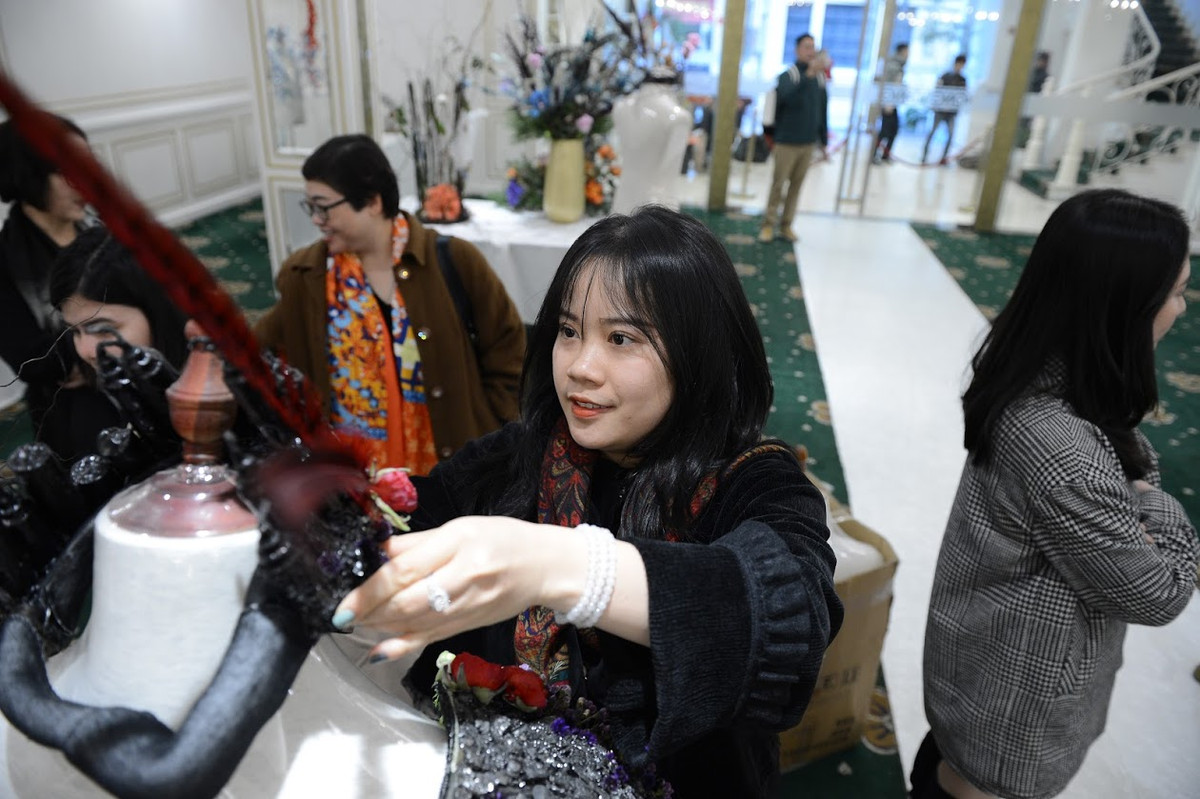 Theo chia sẻ của quản trị viên diễn đàn “Hoa và những người bạn” Thuận Đào, chương trình được thiết kế để các nghệ sĩ cắm hoa ba miền gặp gỡ nhau, giao lưu, tạo sự thân mật, tạo thành cộng đồng lớn, gắn bó nhau chặt chẽ để đưa ngành hoa Việt Nam phát triển xa hơn và ngày càng chuyên nghiệp hơn.