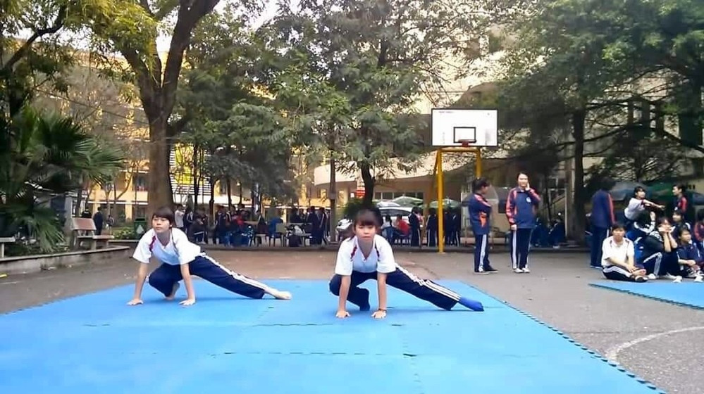 Theo chia sẻ của dân mạng, thể dục tại các trường này vốn điều kiện qua môn khắt khe, chưa kể thầy cô còn chấm nghiêm ngặt.