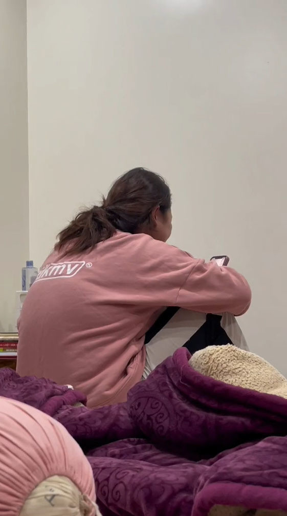 Thì ra, vì thi trượt thể dục nên quá ấm ức và bất lực, cô chỉ có thể trút nỗi niềm này lên bậc sinh thành.