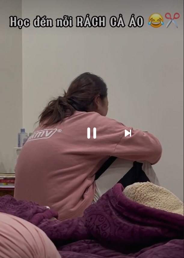 Khi con gái khóc, liên tục nói lớn với giọng điệu ấm ức, bất lực, người mẹ dường như chẳng còn cách nào khác ngoài im lặng lắng nghe tâm sự.