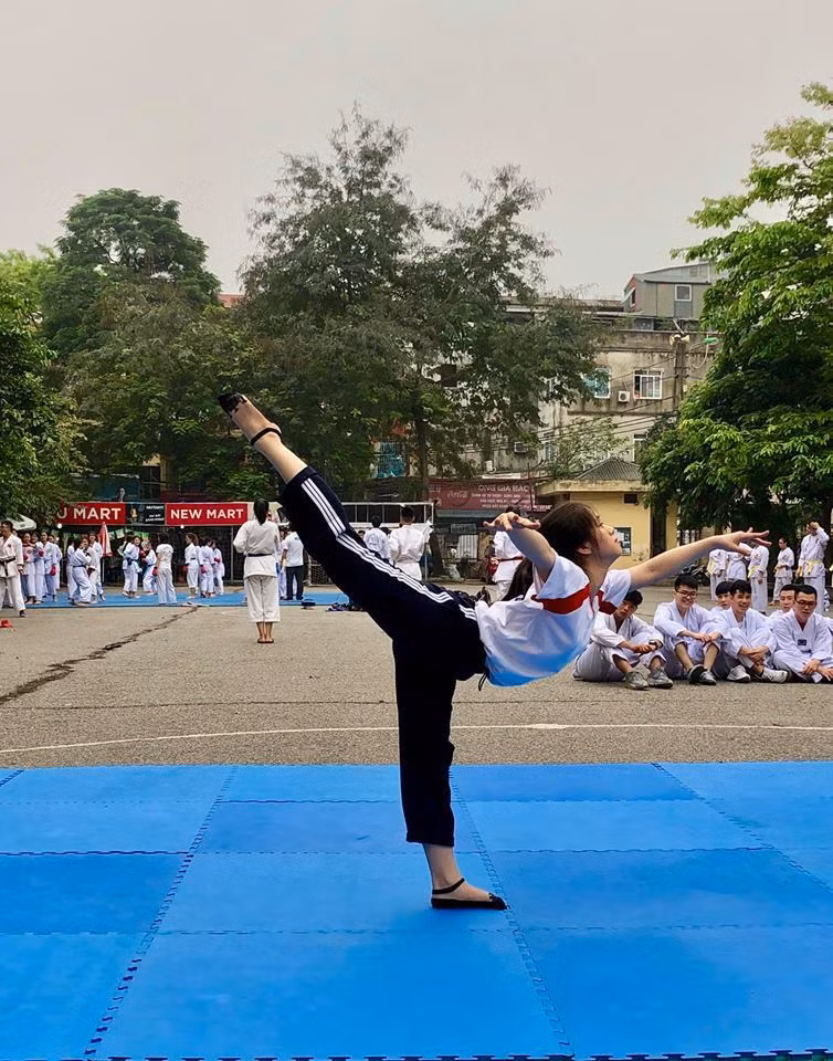 Việc trượt thể dục chẳng còn là nỗi niềm xa lạ của bất cứ trường đại học nào. Thậm chí, nhiều sinh viên còn cố tình chuộc lợi từ việc thiếu thốn tín chỉ để bán kiếm lời.