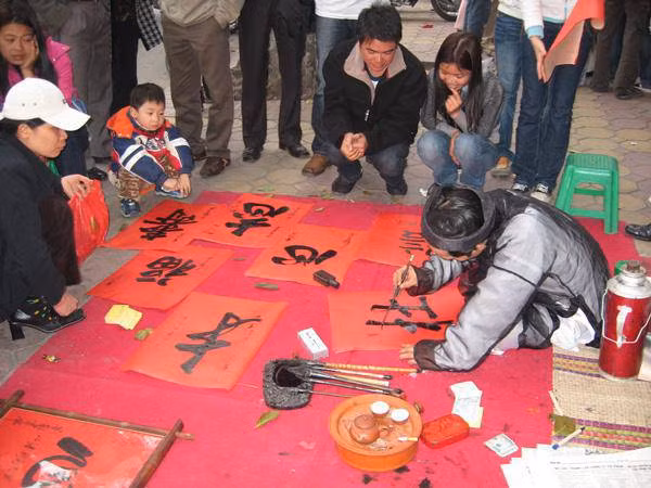 Ông Đồ cho chữ ngày Tết.