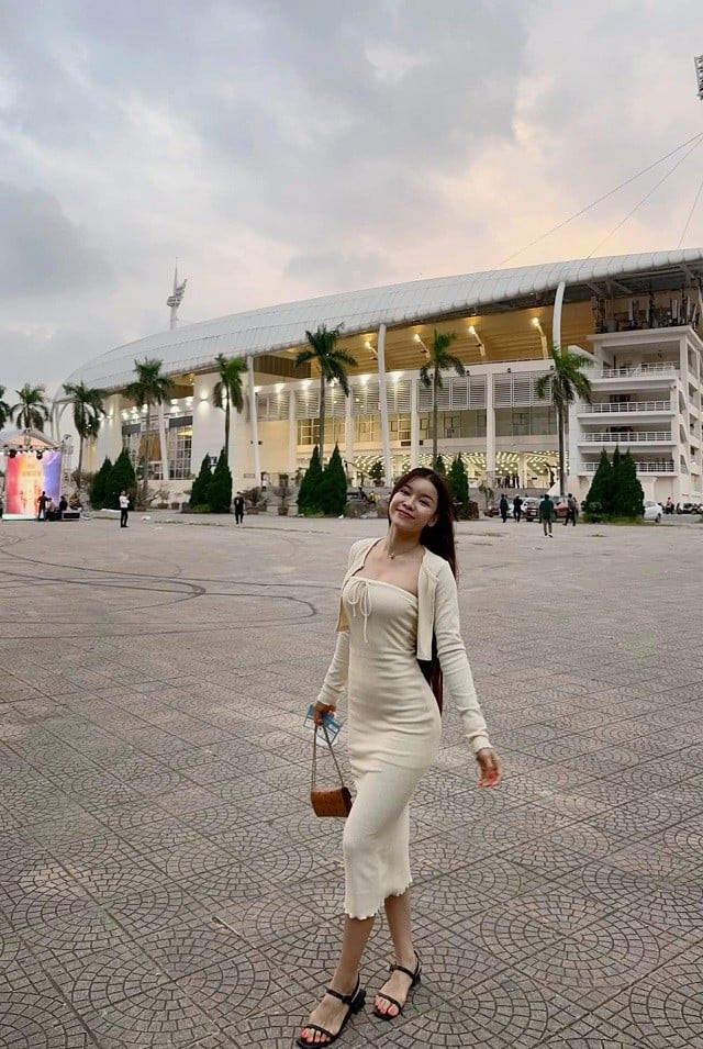 Bên cạnh đó, Yến Xuân cũng khéo léo chọn cho mình trang điểm nhẹ nhàng với mái tóc dài để kiểu xõa đơn giản.