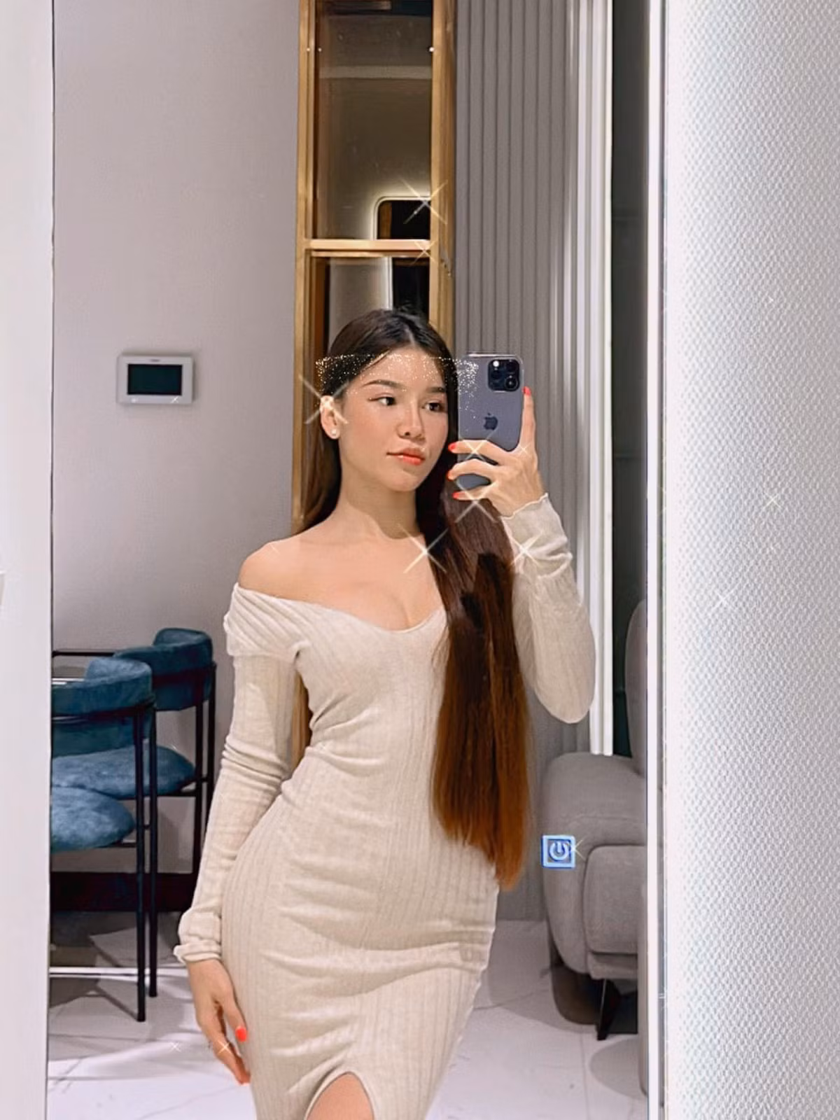 Vào hồi tháng 6 vừa qua, bố mẹ Đặng Văn Lâm và em gái về Việt Nam sau 10 năm qua quê. Lúc này chàng thủ môn đội tuyển Việt Nam mới đăng bức ảnh công khai Yến Xuân xuất hiện bên bố mẹ và em gái như một lời ngầm xác minh mối quan hệ tình cảm.