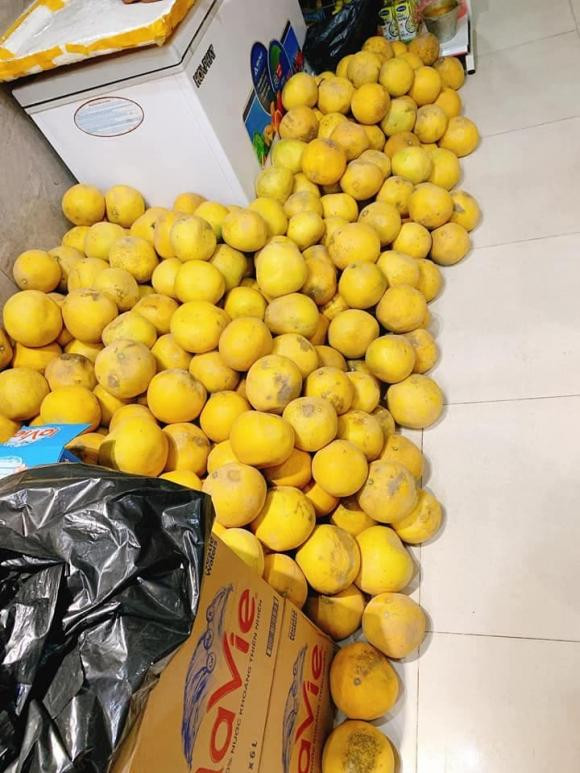 Đến chúc Tết các gia đình miền Bắc những ngày này, sẽ rất dễ dàng bắt gặp hình ảnh những quả bưởi được xếp lăn lóc khắp nơi.